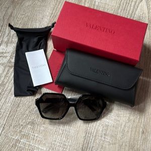 NEW Valentino VA4088F - 30018G Black Sunglasses 🕶️